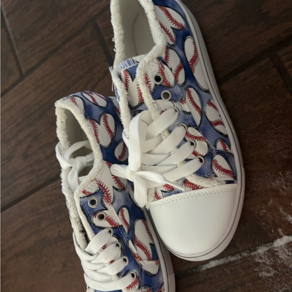New with tags! Women’s Baseball Print Sneakers. Size 7